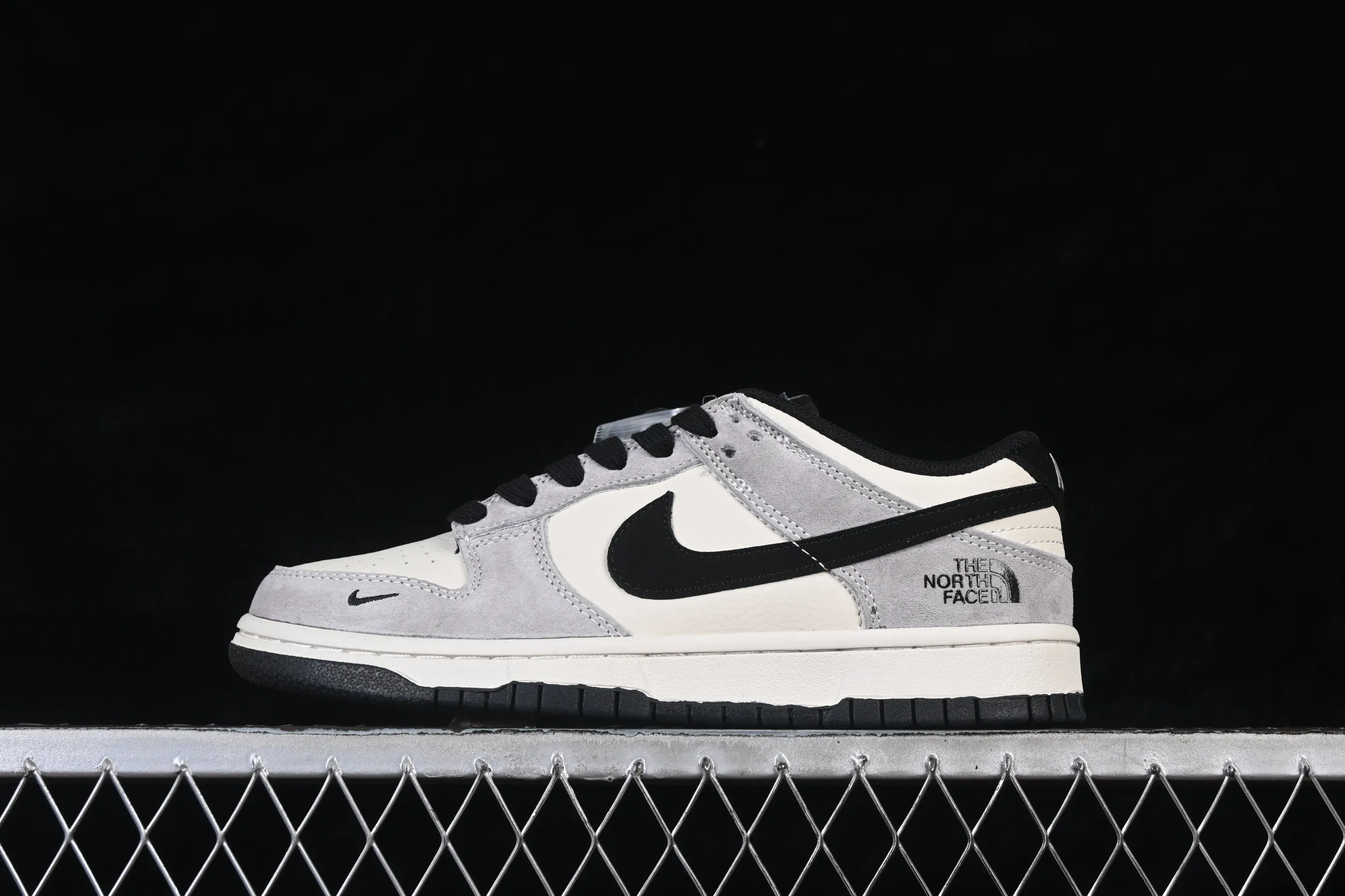 All categories Nk SB Dunk Series Nk SB Dunk Low High-end customized low-top sneakers Nike SB Dunk Low North Face joint gray and white suede High-end customized low-top casual sneakers DN3168-032